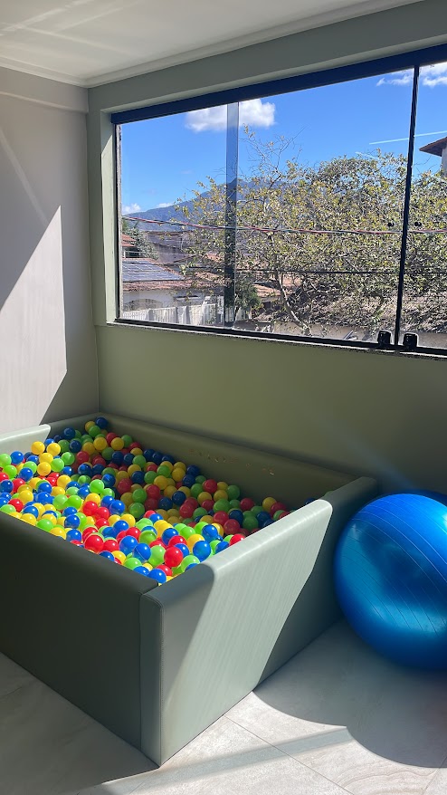 Piscina de bolinhas na sala de Integração Sensorial da Clínica Catavento