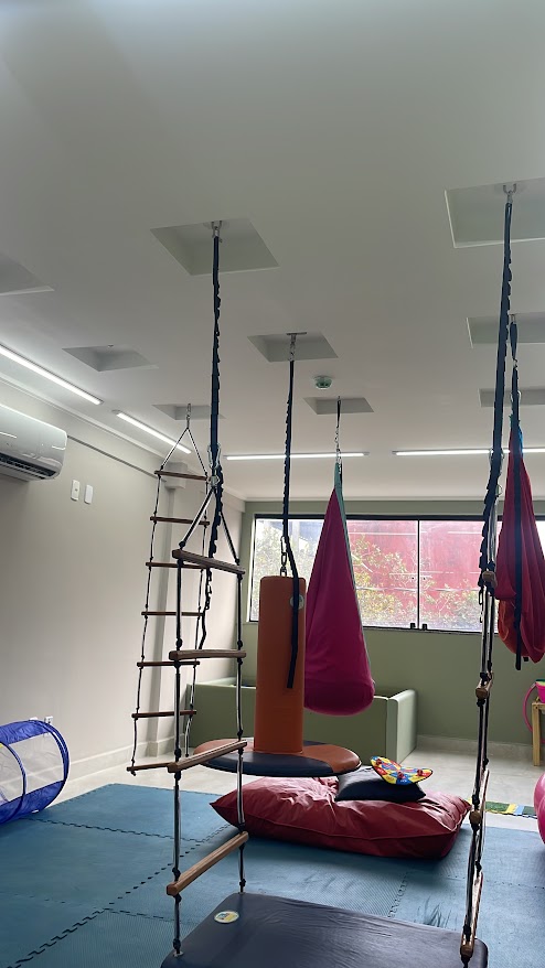 Sala de Integração Sensorial da Clínica Catavento com equipamentos suspensos