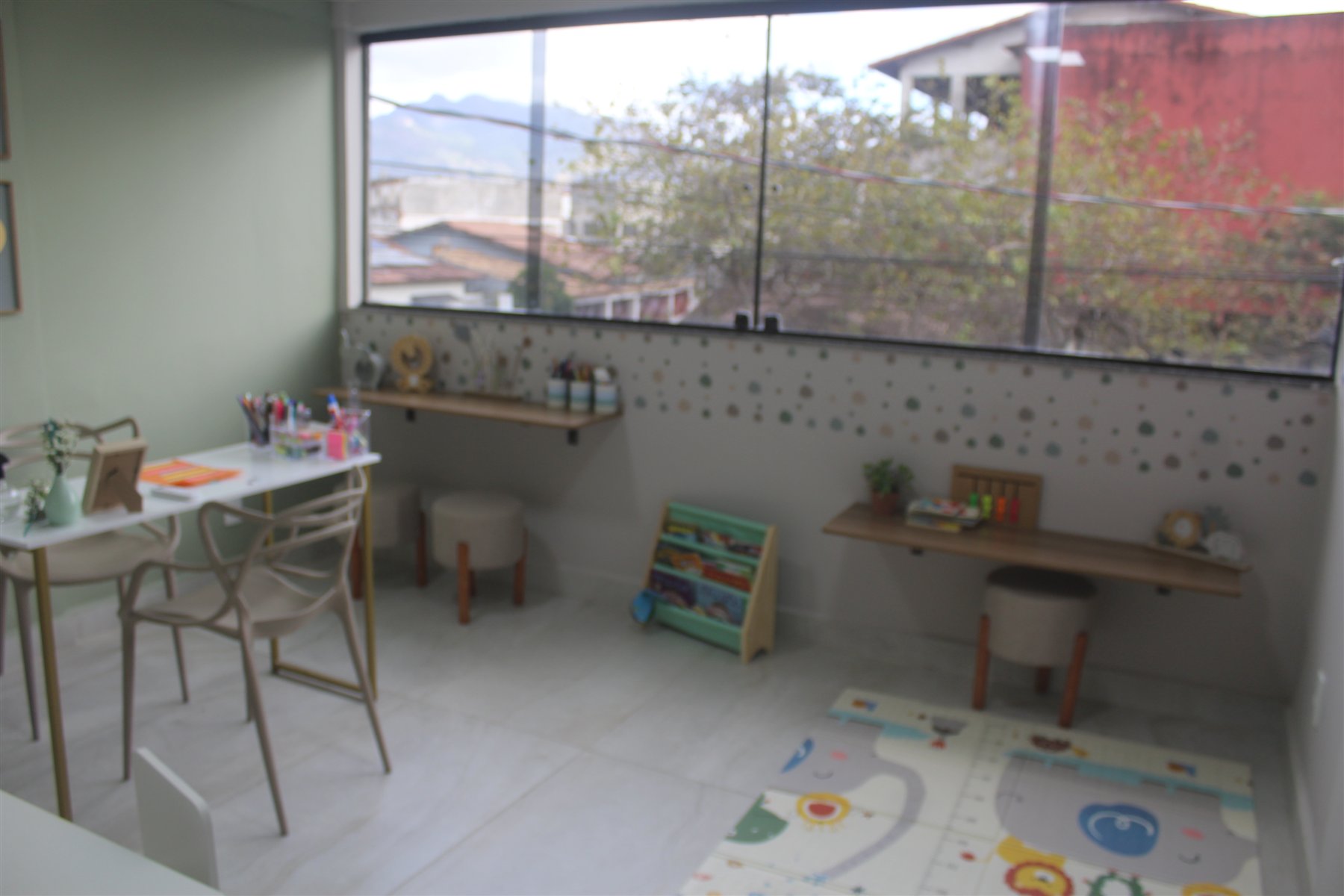 Sala multidisciplinar ampla e decorada da Clínica Catavento