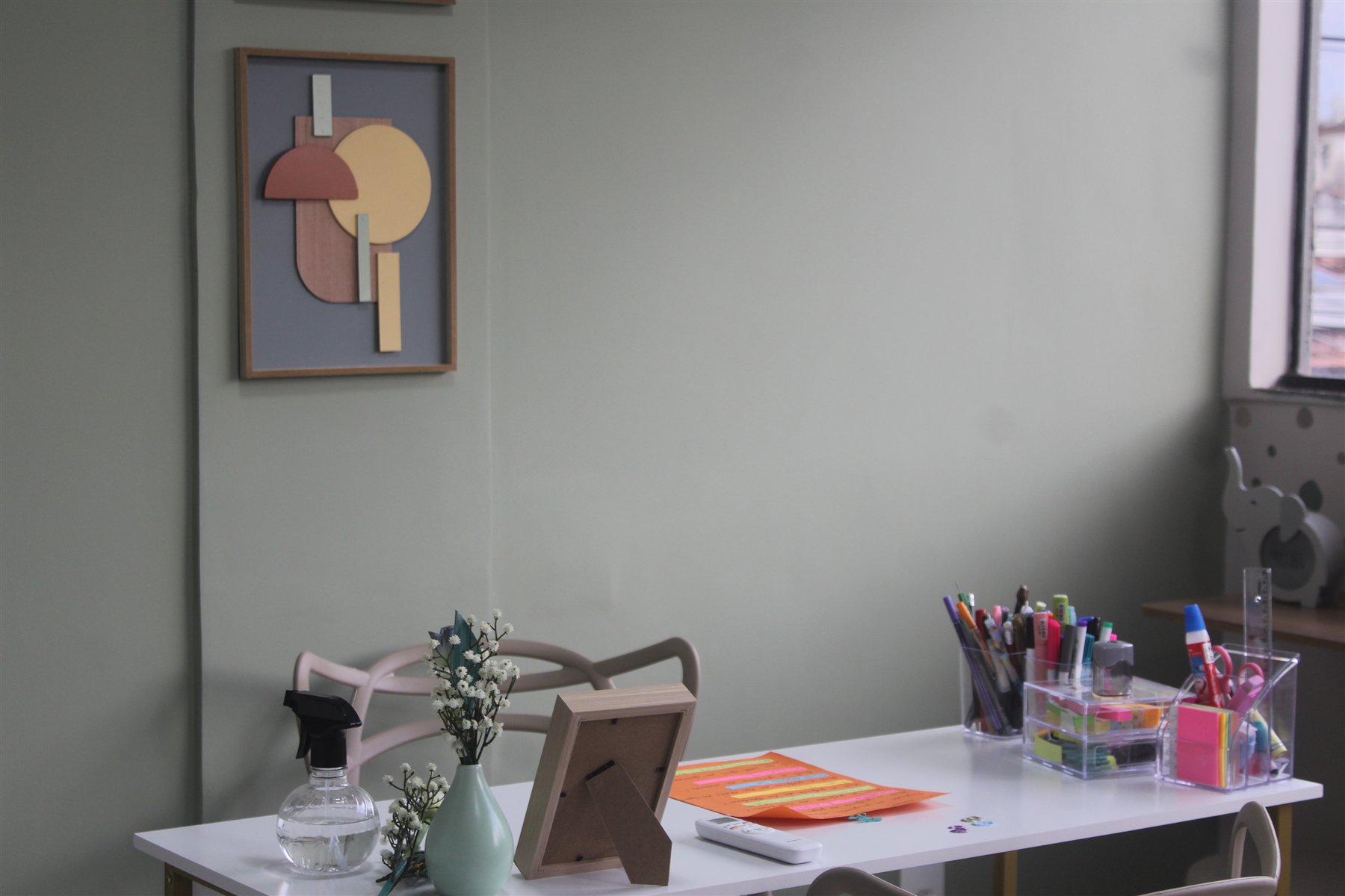 Detalhes da decoração e da mesa de atividades de uma sala multidisciplinar
